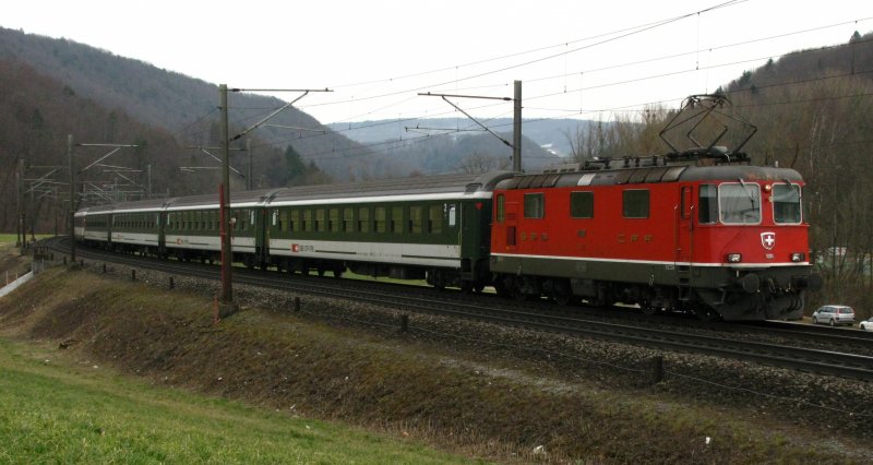 Re 4/4 II 11139 mit IR nach Basel SBB bei Gelterkinden am 14.03.2009