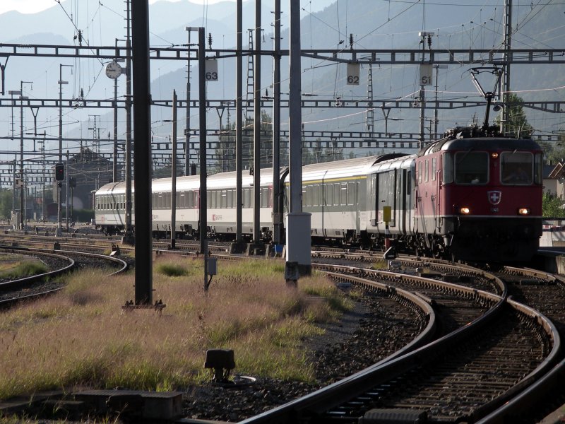 Re 4/4 II 11140 mit Rheintal Express Chur-St.Gallen fhrt auf Gleis 8 in Sargans ein. Gegenlicht und unzhlige Masten verhindern ein besseres Bild. (12.09.2006)