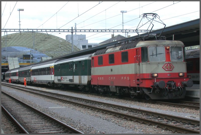 Re 4/4 II 11141 ex.SwissExpress bespannt den  Rheintal Express  nach St.Gallen. Dass diese Linie nicht auf der obersten Priorittenliste der SBB steht, erkennt man an dem zusammengewrfelten und uneinheitlichen Rollmaterial. Chur 30.05.2007