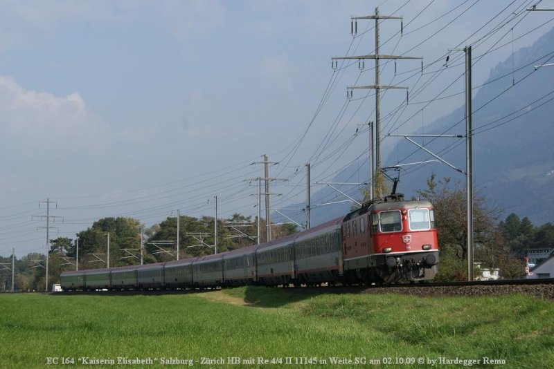 Re 4/4 II 11145 legt sich mit OEC 164 *Kaiserin Elisabeth* Salzburg - Zrich HB bei Weite SG in die Kurve.
02.10.09