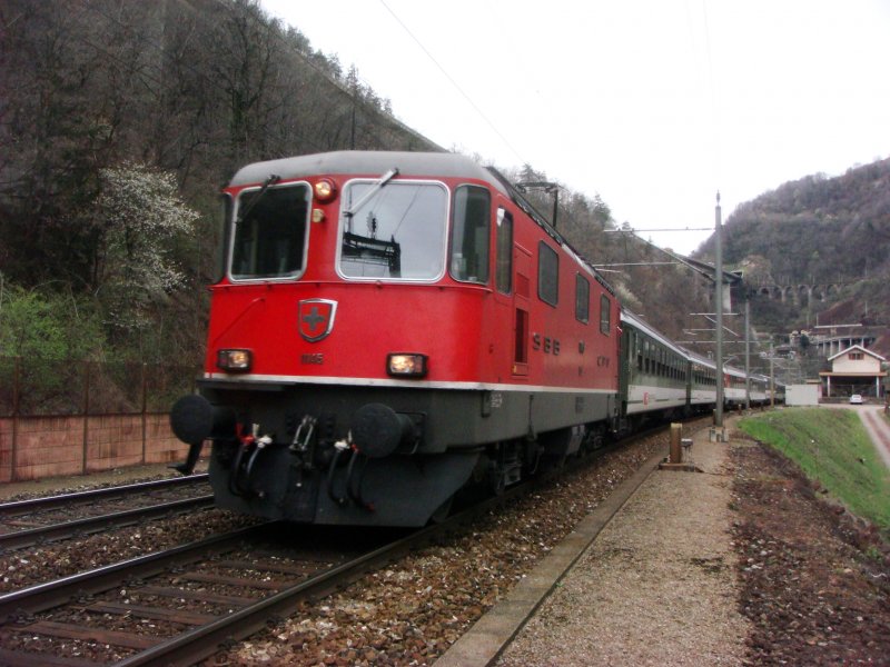 Re 4/4 II 11145 mit IR nach Locarno bei Giornico am 03.04.2008