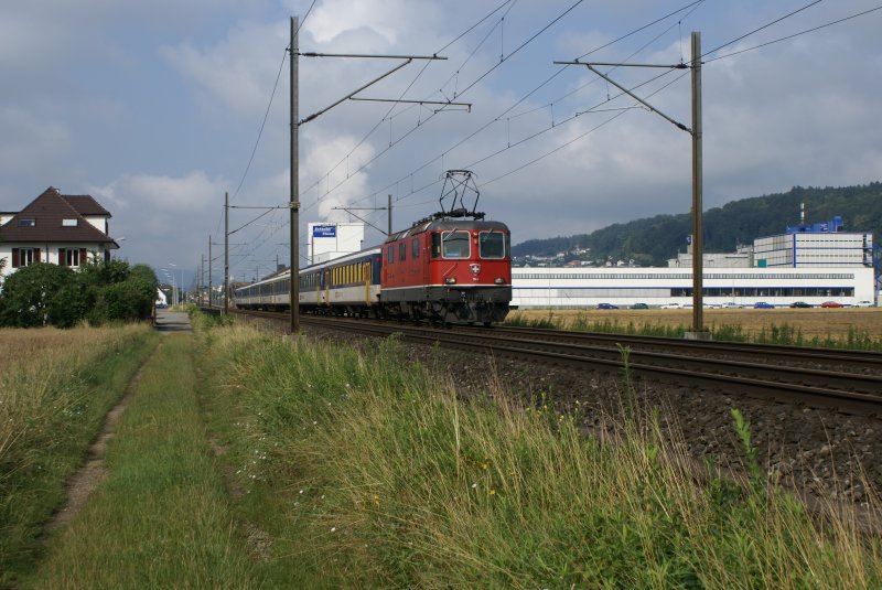 Re 4/4 II 11148 befindet sich am 16.7.09 mit dem RE 3617 Olten - Wettingen in der Nhe von Schnerwerd.