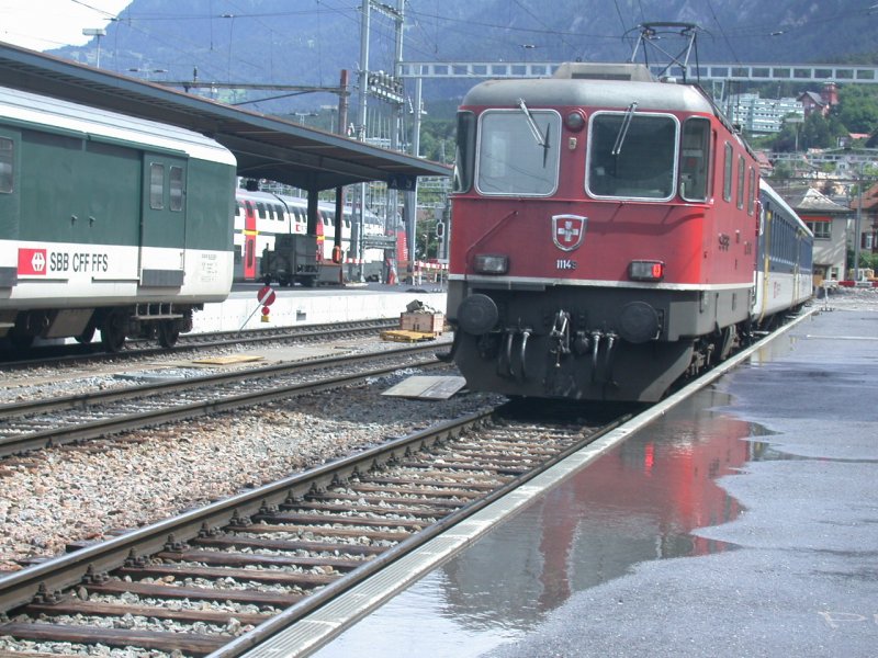 Re 4/4 II 11149 als Triebwagenersatz im Pendelzug nach Ziegelbrcke verlsst soeben den Bahnhof Chur. (11.07.2004)