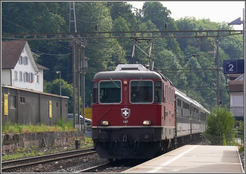 Re 4/4 II 11149 fhrt mit einem REX nach Chur durch Staad am Bodensee. (24.06.2008)