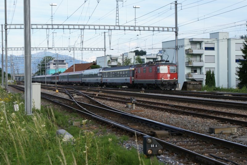 Re 4/4 II 11149 nhert sich am 5.7.08 mit dem EC 162 dem Bahnhof Pfffikon SZ.