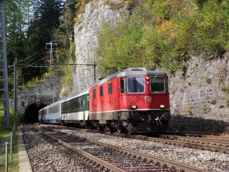 Re 4/4 II 11150 mit CIS nach Basel SBB bei Blausee-Mitholz am 3.10.2007