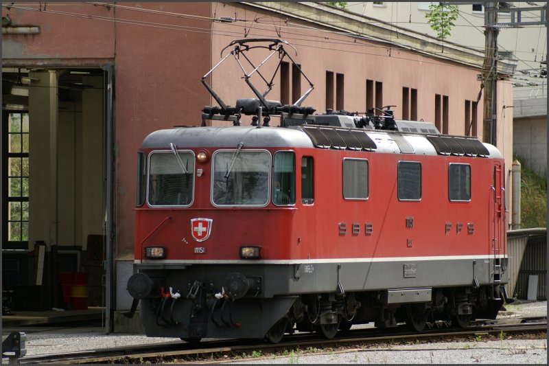 Re 4/4 II 11151 mit nur einem Scherenstromabnehmer in Chur. (04.07.2007)