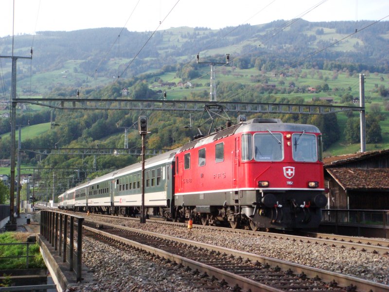 Re 4/4 II 11152 mit IR nach Locarno bei Steinen am 1.10.2007