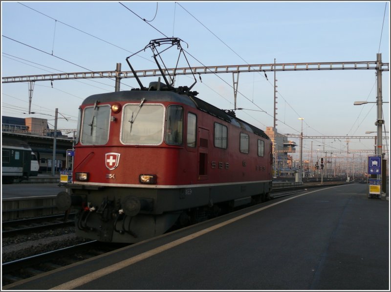 Re 4/4 II 11154 vor dem  andocken  an IC 562 nach Basel SBB. Im Hintergrund ist das Zentralstellwerk Zrich zu sehen. (15.01.2008)