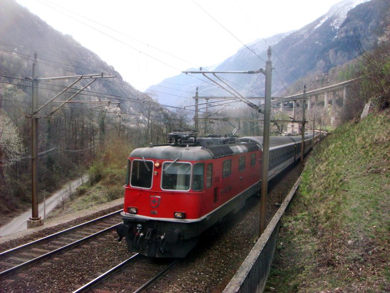 Re 4/4 II 11156 mit IR in der Biaschina am 03.04.2008