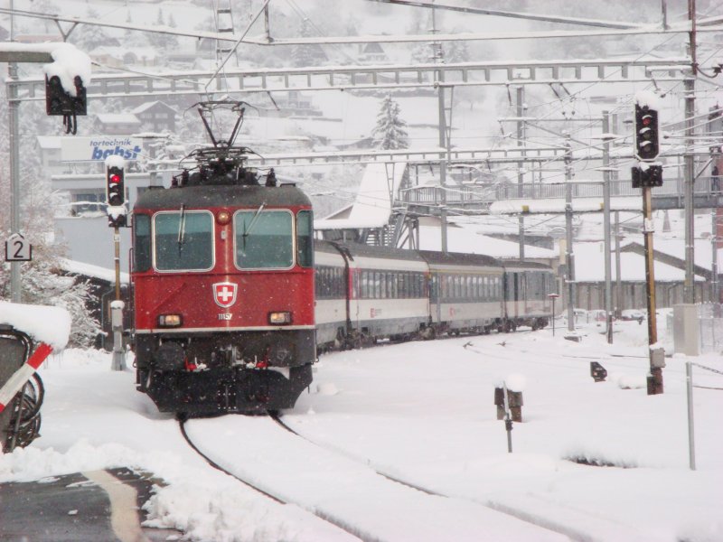 Re 4/4 II 11157 mit Rheintal Express bei der Einfahrt in Sargans am 16.11.2007