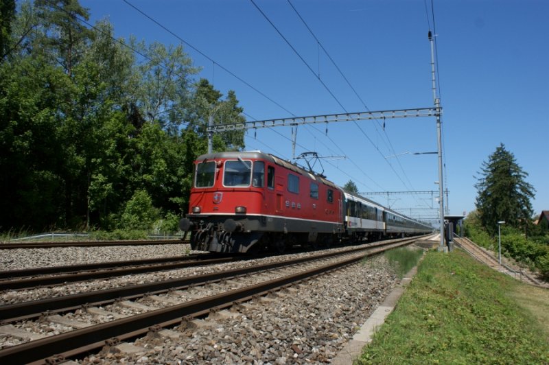 Re 4/4 II 1116 ist am 13. Juni 2009 mit ihrem Interregio bei Mies (Strecke Lausanne - Genf) in Richtung Genf unterwegs.