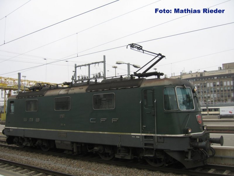 Re 4/4 II 11161, die noch einzige Grne der SBB Personen verkehr in Zrich HB am 24.12.08 beim Anfahren an den Zug nach Chur.