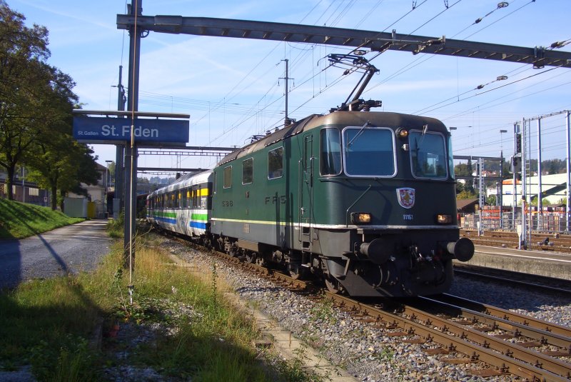 Re 4/4 II 11161 in St. Gallen St. Fiden vor dem Voralpenexpress. 03.10.2009.