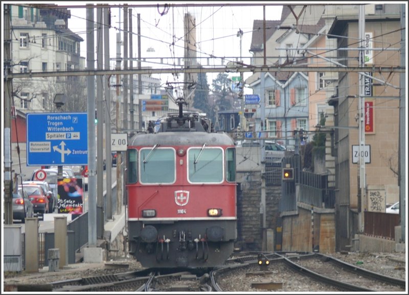 Re 4/4 II 11164 rangiert am Eingang des Rosenbergtunnels in St.Gallen, um anschliessend den RheintalExpress nach Chur zu bernehmen. (20.03.2009)