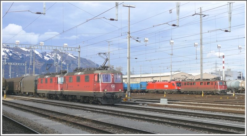 Re 4/4 II 11166 und 11340 sind aus Salez-Sennwald in Buchs eingetroffen, dahinter Ae 6/6 11442 und 1116 278-1. (03.02.2009)