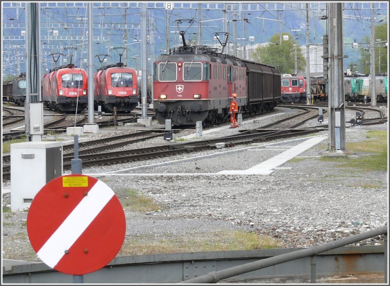 RE 4/4 II 11180 und 11259 machen sich mit einem Gterzug von Buchs SG auf den Weg nach Basel. Nebenbei sind noch neun weiter Loks aus drei Lndern sichtbar. (02.05.2008)