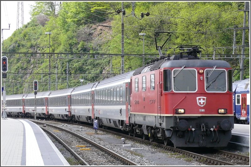 Re 4/4 II 11181 fhrt mit einem EC in Ziegelbrcke ein. (04.05.2008)