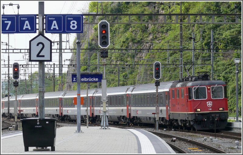 Re 4/4 II 11181 trifft mit einem EC aus Deutschland in Ziegelbrcke ein. (04.05.2008)
