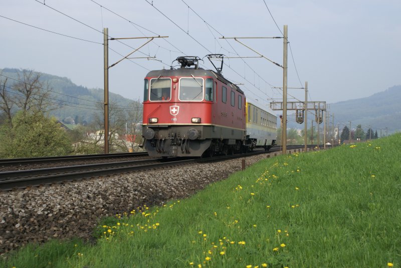 Re 4/4 II 11185 schleppt am 21.4.09 einen Messwagen von Gelterkinden Richtung Tecknau.