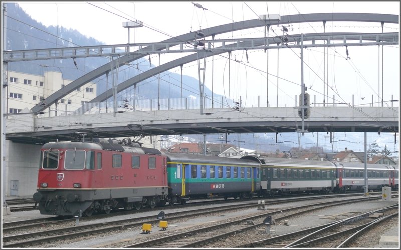 Re 4/4 II 11187 mit einem Entlastungsschnellzug in Chur unter der Friedaubrcke. (01.03.2009)