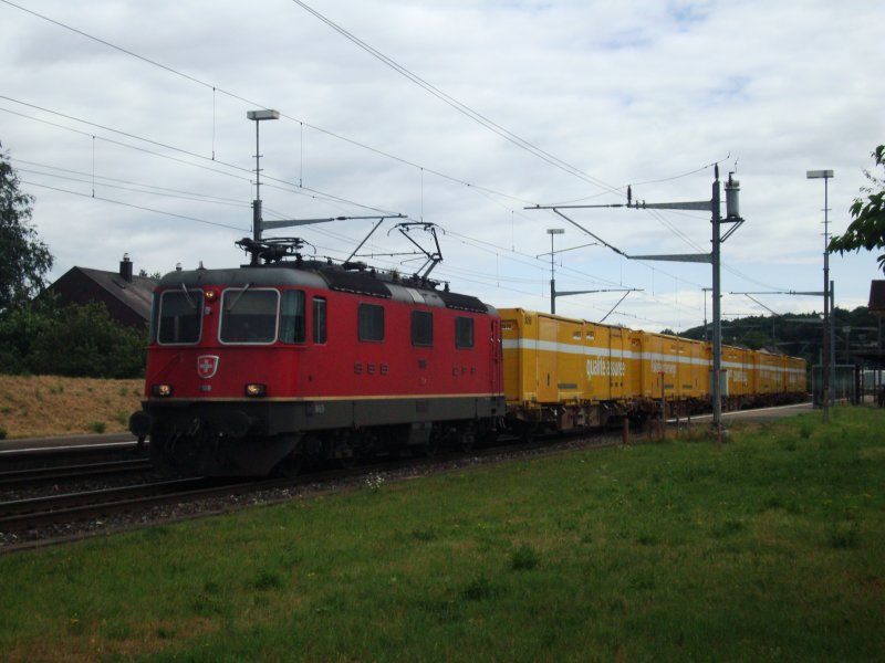 Re 4/4 II 11188 mit Postzug am 08.07.2008 bei Deitingen.