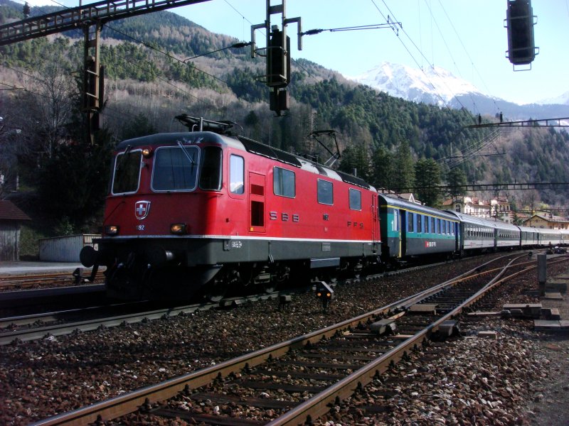 Re 4/4 II 11192 mit IR bei der Ausfahrt in Faido am 20.03.2008