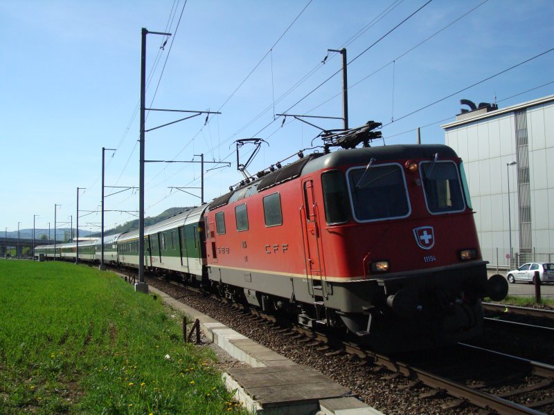 Re 4/4 II 11194 mit IR nach Locarno am 26.04.2008 bei Sissach.