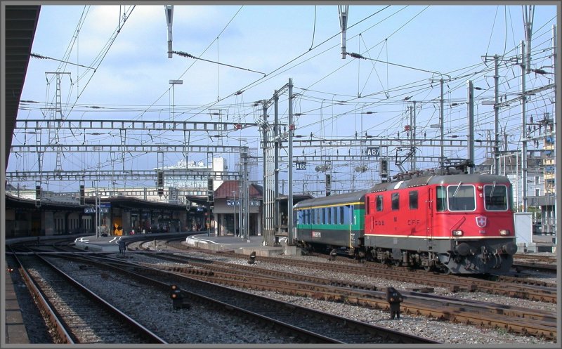 Re 4/4 II 11194 verlsst mit einem Regio Express Genve Richtung Lausanne. (05.06.2007)