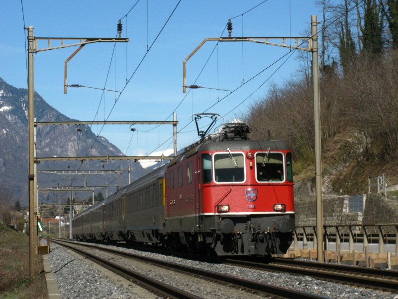 Re 4/4 II 11196 mit CIS-Ersatzzug am 13.03.2009 bei Castione.