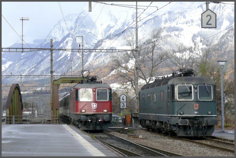 Re 4/4 II 11197 fhrt neben der abgestellten Re 6/6 11663  Eglisau  mit dem Rheintal Express in Landquart ein. (12.11.2007)