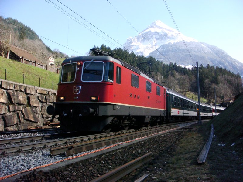 Re 4/4 II 11197 mit IR nach  Chiasso bei Intschi am 28.03.2008
