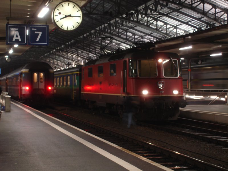 Re 4/4 II 11197 wartet am 16.12.2006 in Lausanne auf die letzte Fahrt aufs Abstellgleis.Dahinter fhrt ein IC 2000 ein, vorne der Cisalpino nach Genf-Flughafen