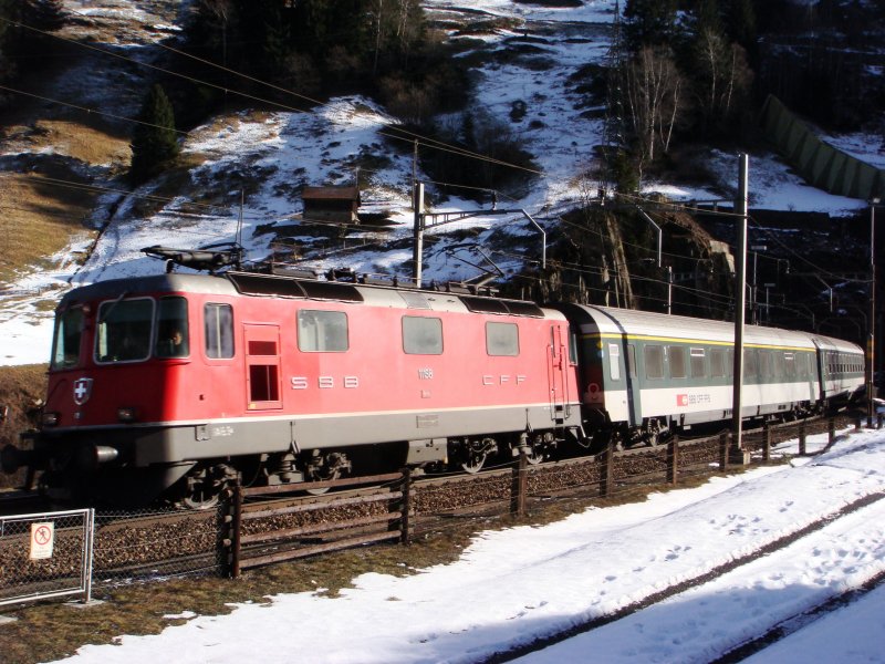 Re 4/4 II 11198 mit IR in der Wattingerkurve bei Wassen am 24.08.2008