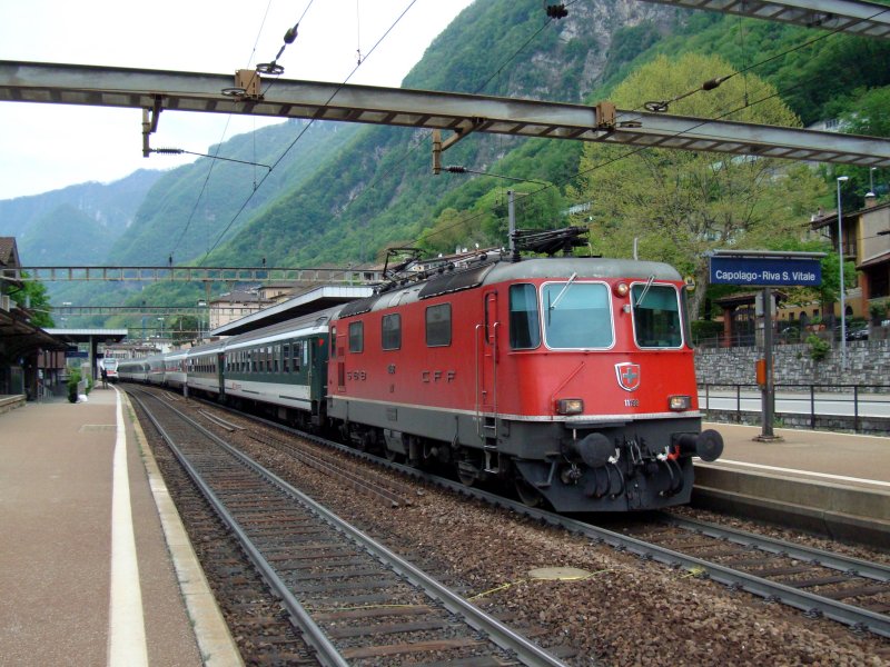 Re 4/4 II 11198 mit IR aus Zrich HB nach Chiasso am 27.04.2008 bei Capolago Riva S. Vitale