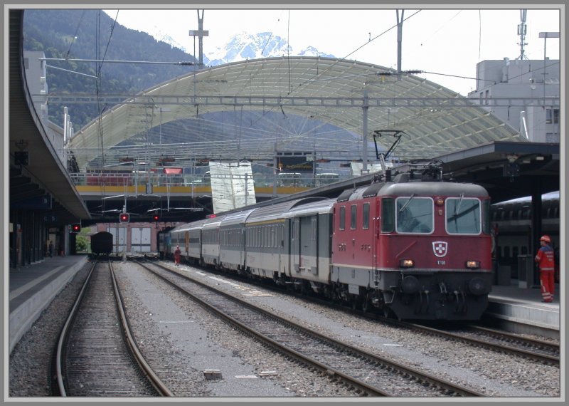 Re 4/4 II 11201 mit RheintalExpress nach St.Gallen im Bahnhof Chur. (16.05.2007)