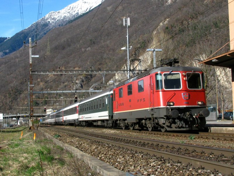 Re 4/4 II 11204 mit IR nach Locarno am 13.03.2009 bei Castione.