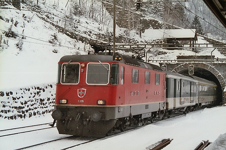 Re 4/4 II 11205 mit Schnellzug aus Locarno bei der Einfahrt im Bahnhof Wassen am Gotthard. 7.3.2006