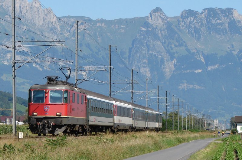Re 4/4 II 11206 hat mit ihrem Rheintalexpress gerade Bf Sevelen durchfahren, 06.08.08, Rheintalstrecke Buchs SG - Sargans