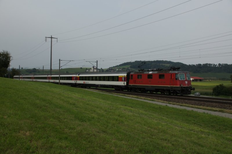 Re 4/4 II 11207 verlsst am 21.8.12 Eglisau.