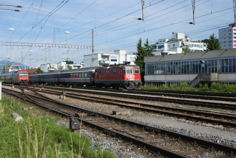 Re 4/4 II 11213 nhert sich mit dem IR 788 Pfffikon SZ. Links zu sehen ist die Re 450 065-8. Das Bild wurde am 5.7.08 aufgenommen.
