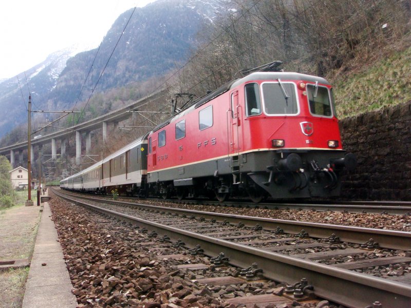 Re 4/4 II 11215 mit IR in der Biaschina am 03.04.2008