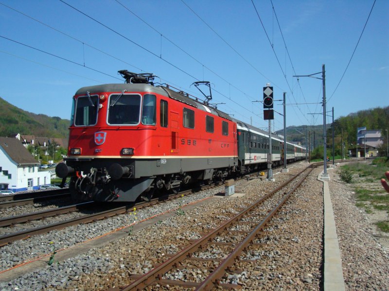Re 4/4 II 11217 mit IR nach Basel SBB am 26.04.2008 bei Liestal.