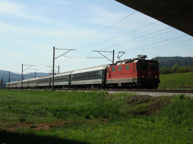 Re 4/4 II 11217 mit IR nach Locarno bei Sissach am 26.04.2008