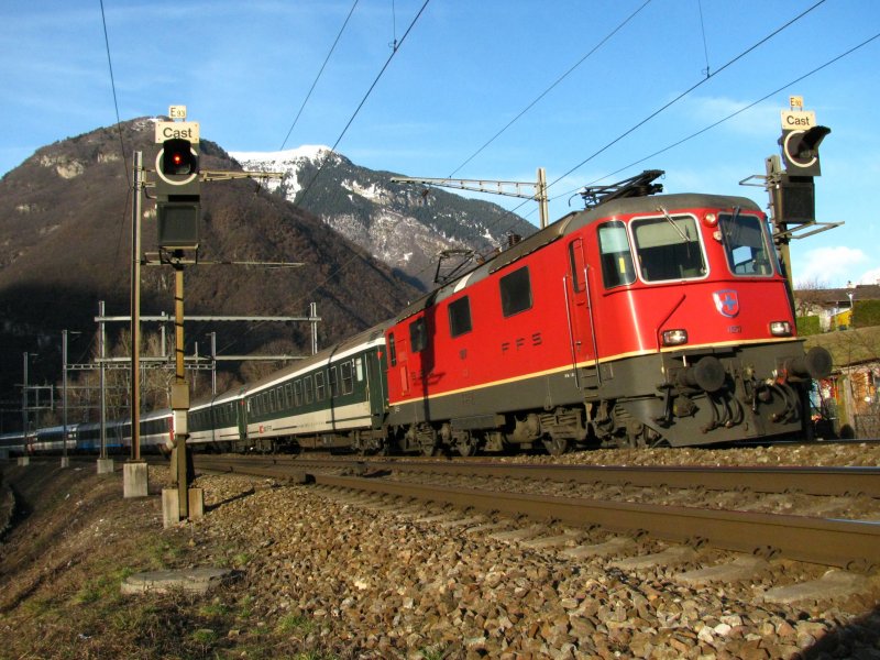 Re 4/4 II 11217 mit IR nach Locarno bei Arbedo am 21.02.2008