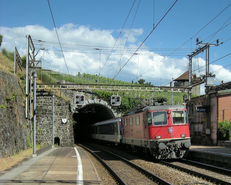 Re 4/4 II 11220 mit S 1 12162 bei der Einfahrt in Lutry am 7. Juli 2008.