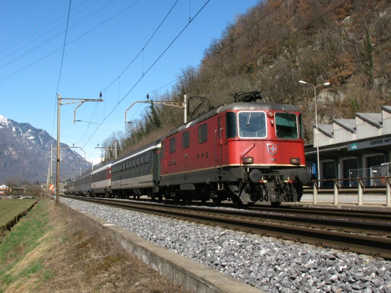 Re 4/4 II 11223 mit IR nach Locarno bei Castione am 13.03.2009
