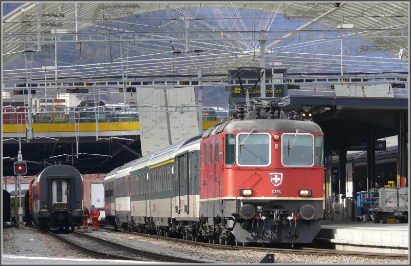 Re 4/4 II 11226 bespannt den Rheintal-Express nach St.Gallen. (13.03.2008)