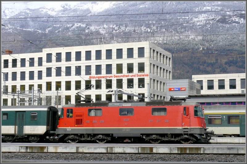 Re 4/4 II 11226 vor dem neuen Bildungszentrum und dem Fernsteuerzentrum Chur. (13.03.2008)