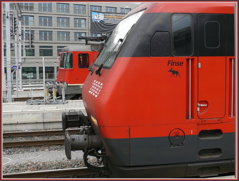Re 4/4 II 11227 nach St.Gallen und Re 460 066-1 nach Basel SBB stehen abfahrbereit in Chur. Um nur ein Bild hochladen zu mssen, habe ich bei der Re 460 zu einem elektronischen Trick gegriffen. Ich habe den Elch von der anderen Fhrerstandseite auf diese Seite verpflanzt. So macht meiner Meinung nach auch der Name Finse mehr Sinn, denn wer weiss schon was und wo das ist, ausser Norwegenkenner und Eisenbahnfans. (30.10.2007)